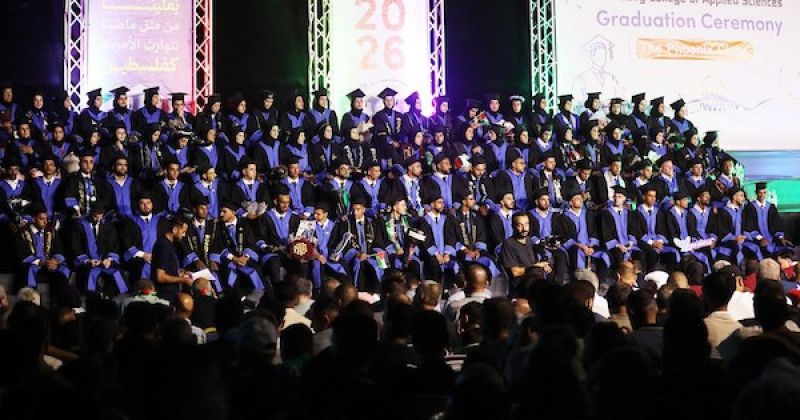 حفل تخرج في الكلية الجامعية للعلوم التطبيقية وسط مبانٍ مدمرة