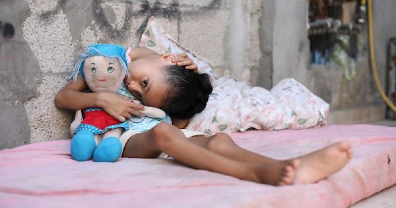 سيلا تنتظر فرصة للعلاج.. شظايا الحرب تحرم طفلة من غزة القدرة على الجلوس والوقوف