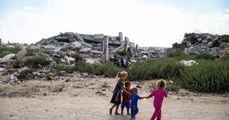 خيام إلى جوار الركام.. نازحو حي الزيتون يواصلون حياتهم قرب منازلهم المدمرة