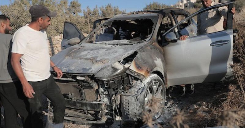 فلسطينيون يتفقدون الأضرار التي لحقت بالممتلكات في قرية بيت عمار