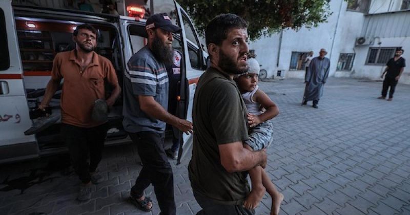 مسعفون ينقلون جثمان حذيفة عوض إلى مستشفى الشفاء