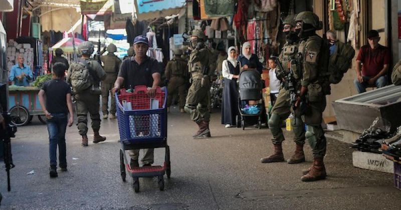 الاحتلال والمستعمرون يصعدون انتهاكاتهم:  22 معتقلاً في الضفة
