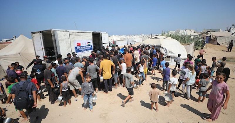 وجبة في زمن النزوح.. فلسطينيون في غزة يواجهون نقص الغذاء والاحتياجات الأساسية