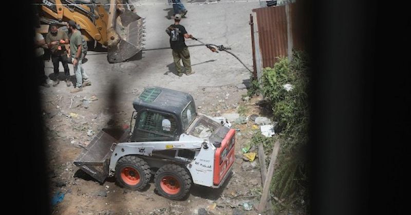 مستوطنون يجرفون أراضي فلسطينية في البلدة القديمة بالخليل