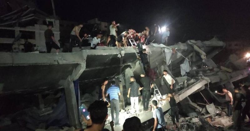 استغاثات من تحت الأنقاض.. انهيار عمارة متضررة من قصف الاحتلال في غزة و6 عائلات عالقة
