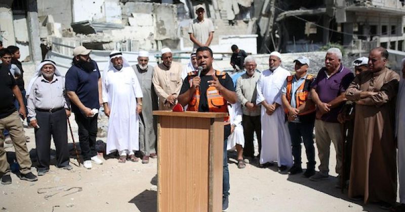 فوق أنقاض مبنى ابتلع سكانه.. عائلات غزة تطلق صرخة إلى مجلس السلام