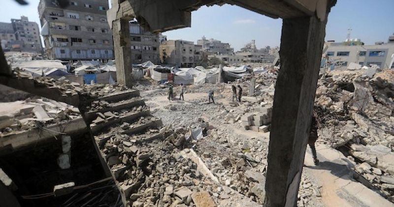 بأدوات بسيطة.. فلسطينيون يرفعون أنقاض منازلهم في غزة بحثاً عن مأوى