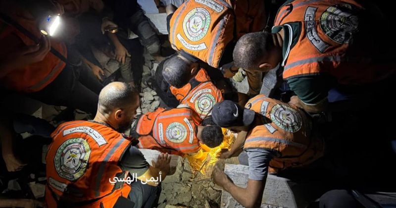مأساة تحت الركام في غزة.. 6 شهداء وعشرات المفقودين بانهيار عمارة تؤوي نازحين