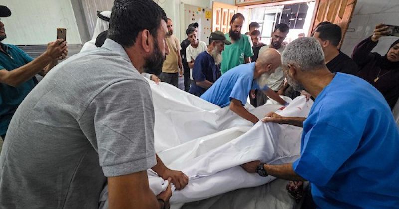 نقل جثث وجرحى فلسطينيين إلى مجمع ناصر الطبي