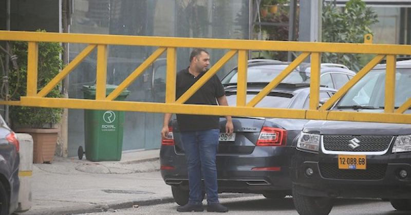بوابة حديدية غرب مدينة نابلس بالضفة الغربية
