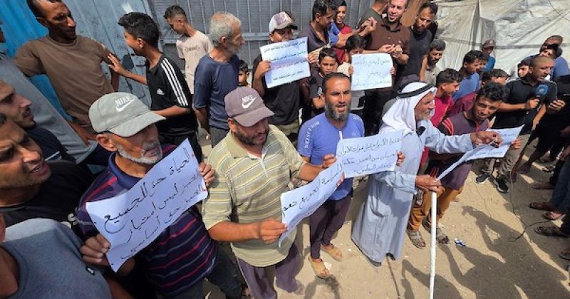 احتجاج في  خان يونس على خفض برنامج الأغذية العالمي لحصص الخبز
