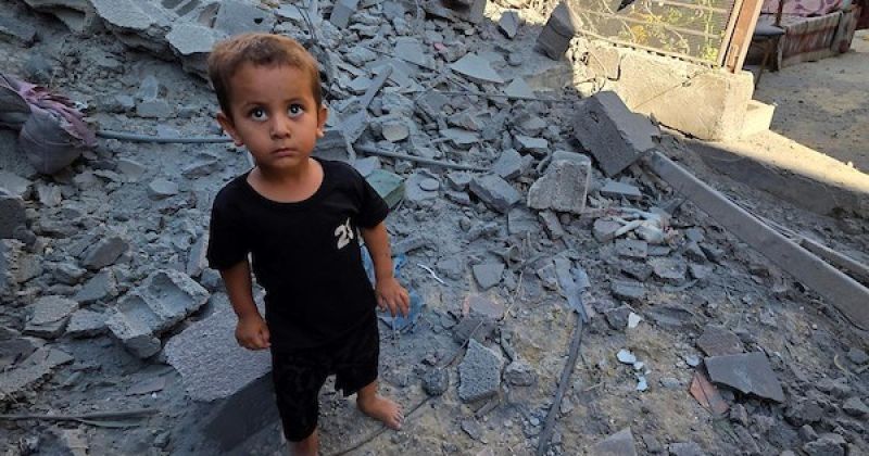 يتفقد فلسطينيون منزلاً دُمر في غارة جوية إسرائيلية استهدفت مخيم خان يونس