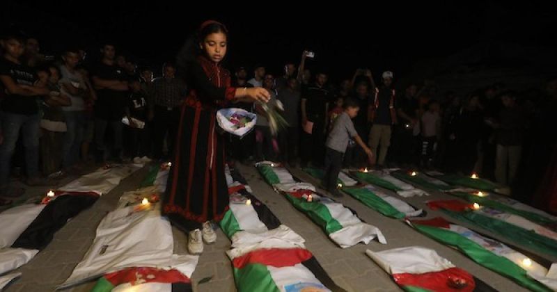 على ضوء الشموع.. غزة تودّع رفات 106 من أبنائها انتُشلوا من تحت الركام