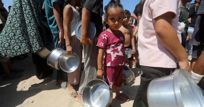تجمع نازحون لتلقي وجبات طعام من مطبخ خيري غرب مدينة غزة