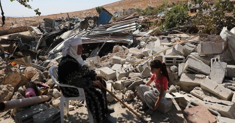 فلسطينيون يتفقدون الأضرار الناجمة عن هدم منازل في قرية جنبا بمسافر يطا