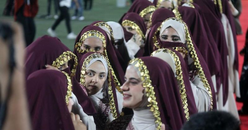 فرح جماعي في دورا.. 44 زوجًا يحتفلون بزفافهم وسط حضور آلاف الأهالي