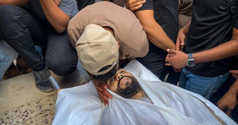 مشيّعون يودعون جثماني فلسطينيين في مستشفى الشفاء