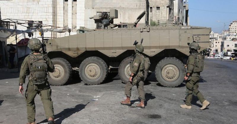 تحت حصار المدرعات.. فجر ثقيل على عائلات مخيم العين غرب نابلس