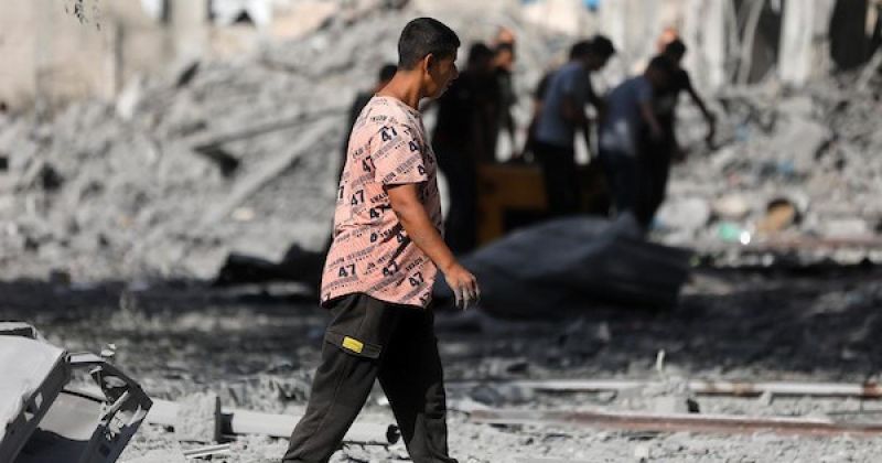 فلسطينيون يتفقدون الأضرار التي لحقت بمجمع الصخرة شرق مدينة غزة