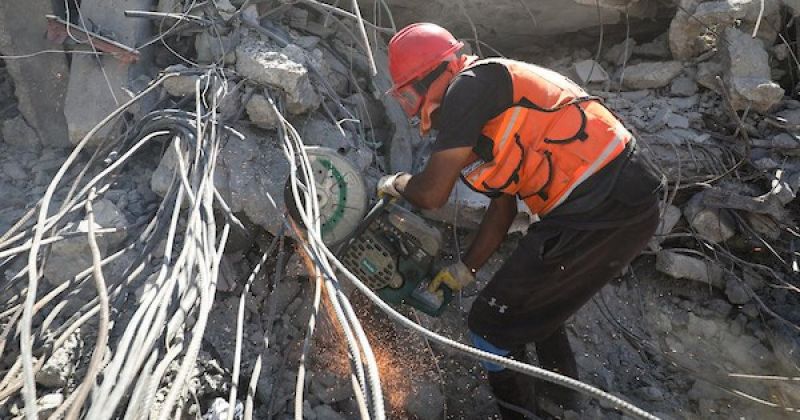 انتشال جثث أفراد من عائلة أبو خوصة في مخيم النصيرات