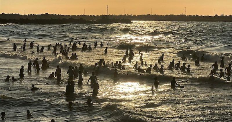 شاطئ غزة ملاذ للنازحين من الحر وقسوة الخيام
