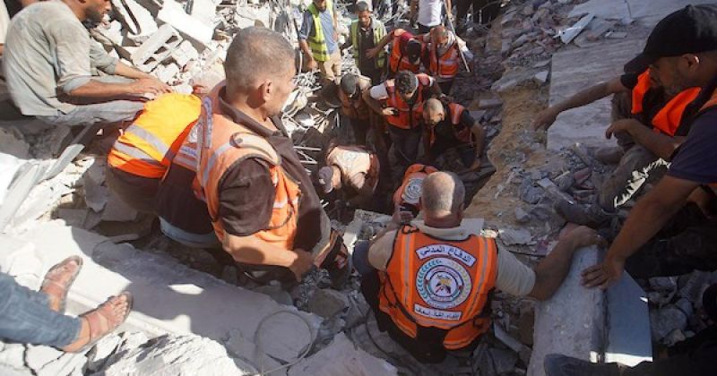 21 ضحية بينهم 12 طفلاً و5 نساء بانهيار مبنى متضرر في غزة.. تحذيرات حقوقية من خطر نحو ألفي بناية مأهولة تنذر بتكرار الكارثة