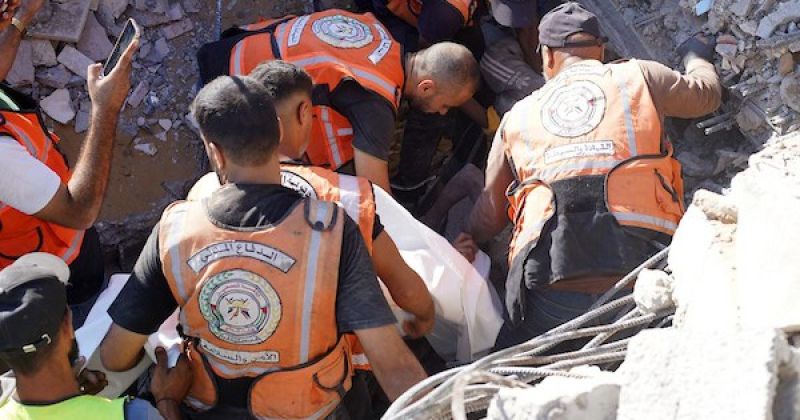 إزالة أنقاض  مبنى منهار في منطقة تل الهوى بمدينة غزة