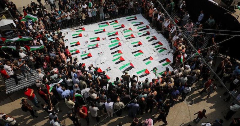تشييع جماعي في النصيرات لفلسطينيين انتُشلت جثامينهم من تحت الأنقاض