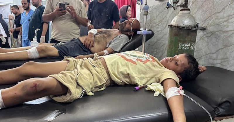 علاج الجرحى في مستشفى العودة بمخيم النصيرات