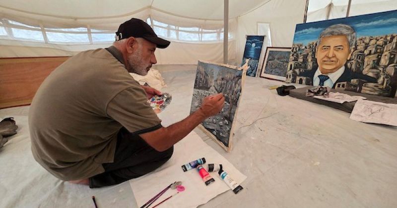 على قماش الخيمة.. فنان غزي يرسم ذاكرة الحرب والجوع والدمار