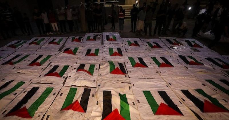 شموع ووداع تحت الركام.. استعداد لتشييع شهداء انتُشلت رفاتهم من وسط غزة