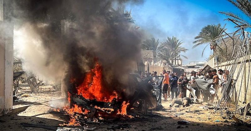 مركبة إصابها بصاروخ إسرائيلي في دير البلح