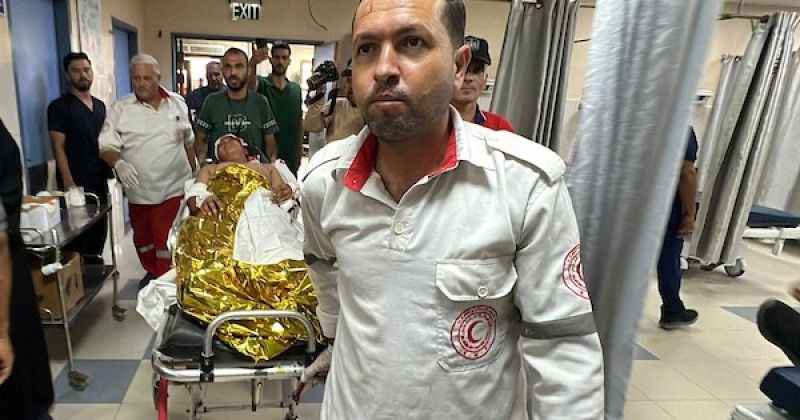 نقل مسعفون طفلين مصابين إلى قسم الطوارئ في مجمع ناصر الطبي