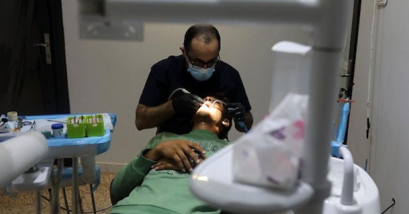 طب الأسنان في غزة.. عيادات متضررة ونقص حاد في المستلزمات يفاقمان معاناة المرضى