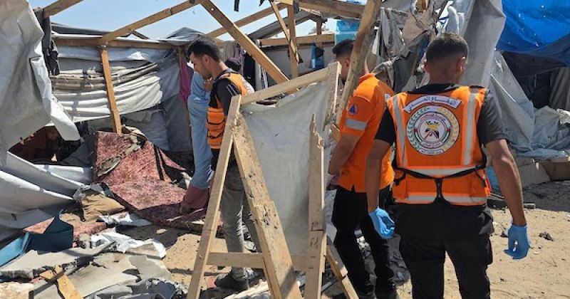 غارة إسرائيلية استهدفت خيمة تؤوي نازحين في منطقة المواصي بمحافظة خان يونس