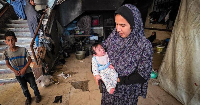 تسرب مياه الصرف الصحي بمركز إيواء في خان يونس
