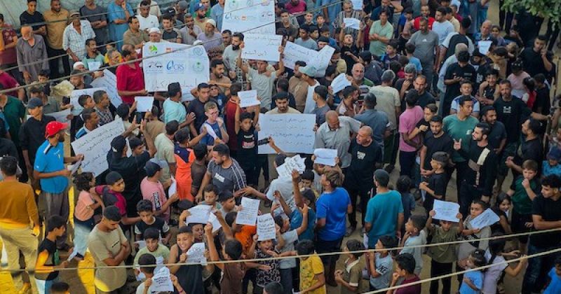 «نحتاج خيامًا وغذاءً».. نازحون في مواصي خان يونس يطالبون بزيادة المساعدات