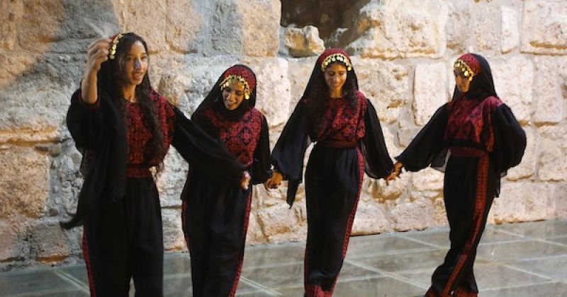 فتيات فلسطينيات يرتدين أزياءً تقليدية مطرزة بالحرير في سبسطية
