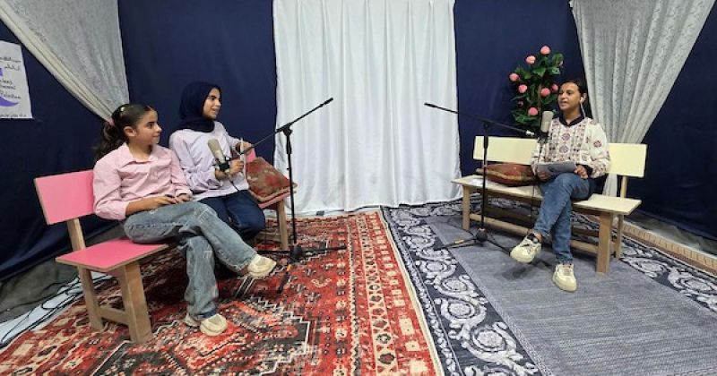 من طوابير الماء إلى استوديو بين الخيام.. أطفال غزة يصنعون إعلامهم ليرووا للعالم قصصهم
