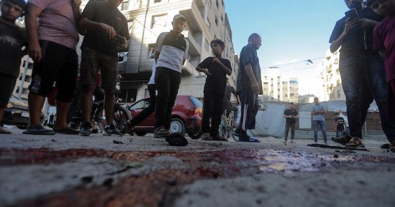 4 شهداء يصلون مستشفيات غزة منذ الفجر وانتشال 55 جثمانًا ورفاتًا من تحت أنقاض مبنى في حي الزيتون