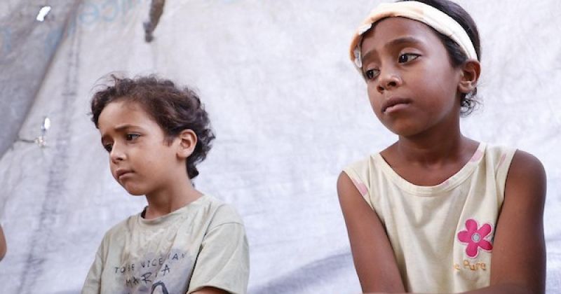 نجوا من الانهيار وفقدوا أمهم وشقيقهم.. طفلان من غزة يواجهان الفقد داخل خيمة