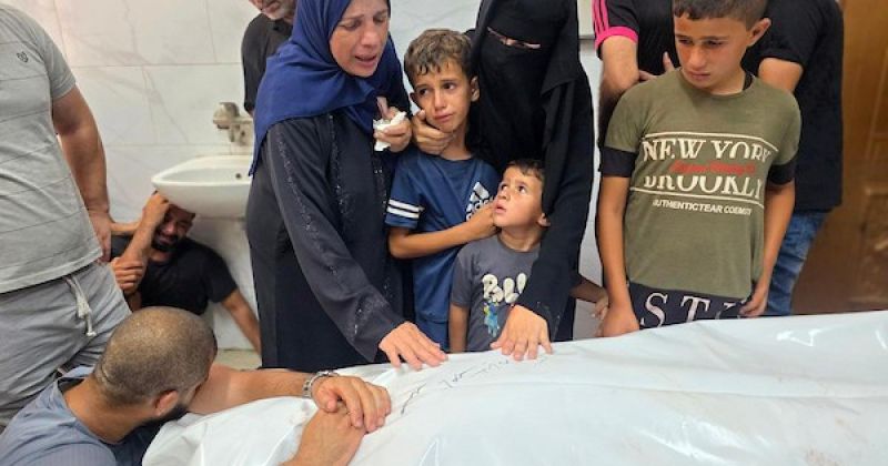 بين أيدي ذويه للمرة الأخيرة.. خان يونس تودّع محمد البيوك بعد غارة إسرائيلية