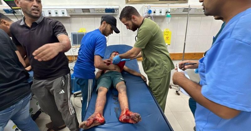 شهيدان أحدهما طفلة و14 مصابًا بقصف خيام نازحين في خان يونس.. والاحتلال يعلن استهداف قيادي في حماس