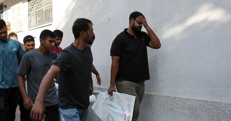 فلسطينيون يودّعون عنصر الدفاع المدني شريف لبد بعد استشهاده بقصف إسرائيلي في غزة