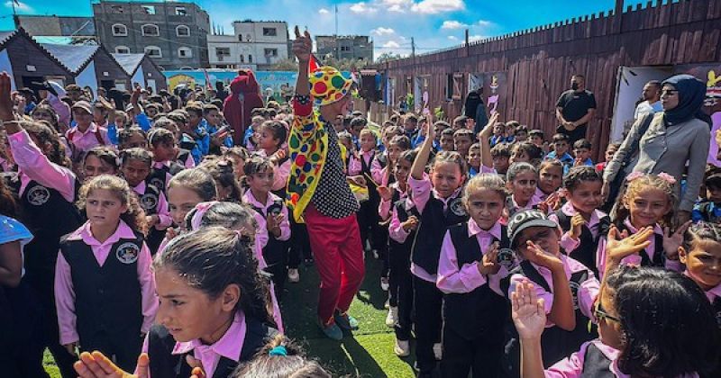 من الفقد إلى مقاعد الدراسة.. مدرسة جديدة لأيتام الحرب في دير البلح