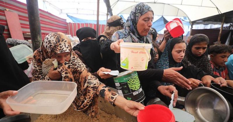 طوابير الطعام لا تنتهي.. نازحو غزة ينتظرون وجبة ساخنة وسط أزمة غذاء مستمرة