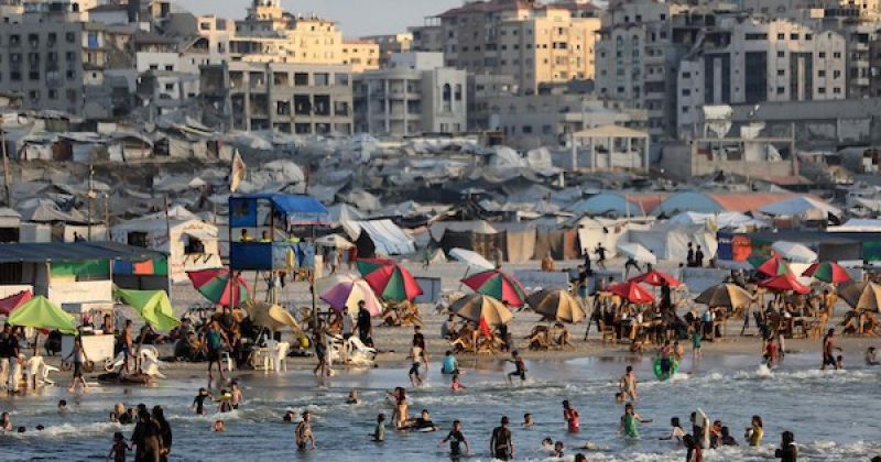 الشاطئ ملاذاً لآلاف العائلات النازحة في غزة