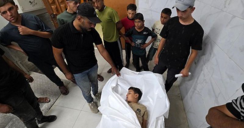 كان يلعب قرب خيمة عائلته.. استشهاد الطفل محمد الشخريتي في مواصي رفح