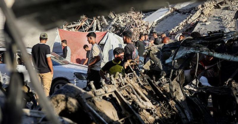 مسيّرة إسرائيلية تستهدف مركبة وسط غزة.. استشهاد شادي أبو حصيرة وإصابة آخرين