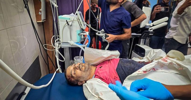 مسعفون ينقلون جرحى بينهم حالة حرجة إلى مجمع ناصر الطبي